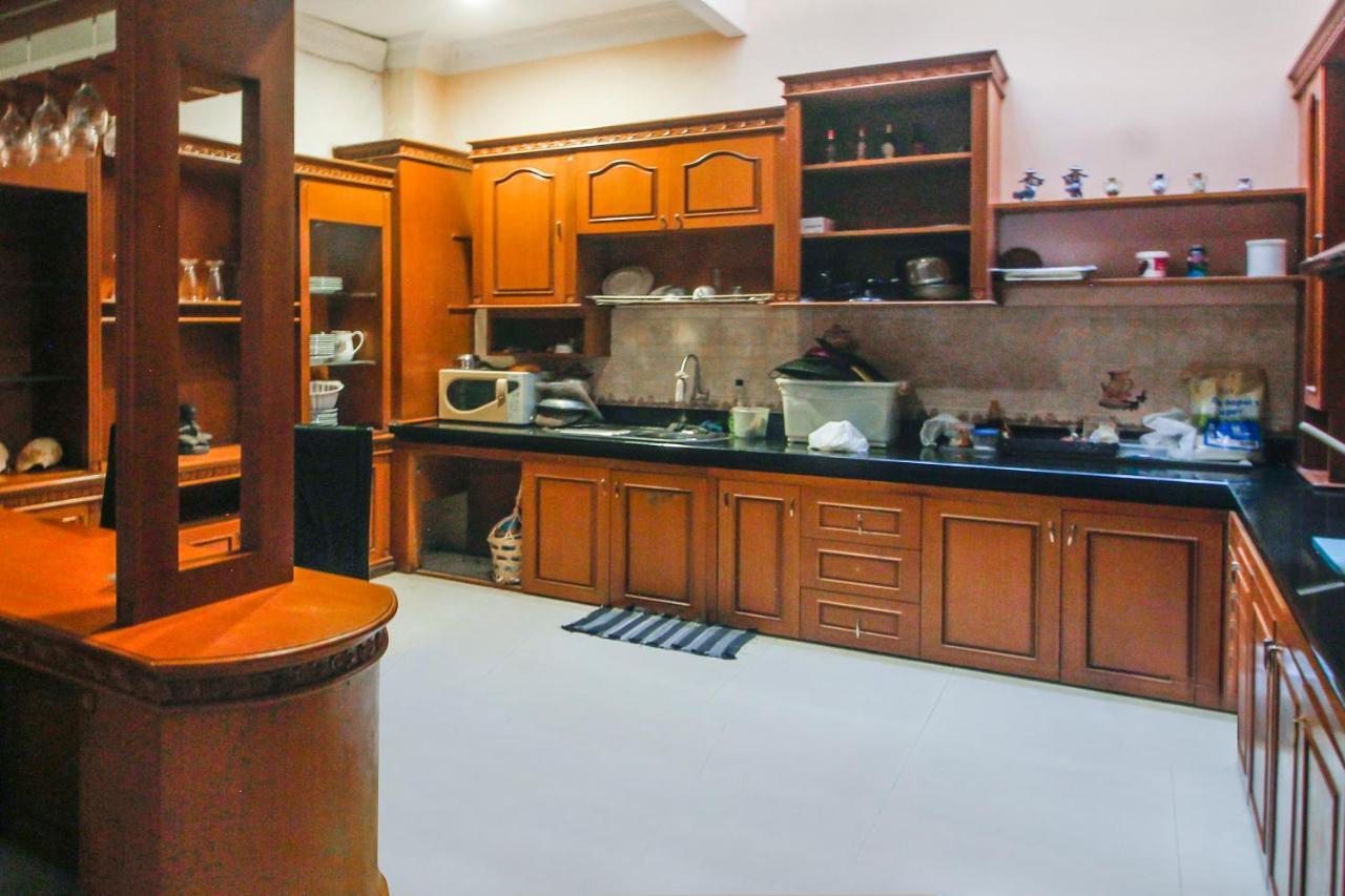 Spot On 91620 Skypiea Guest House Тасикмалая Экстерьер фото